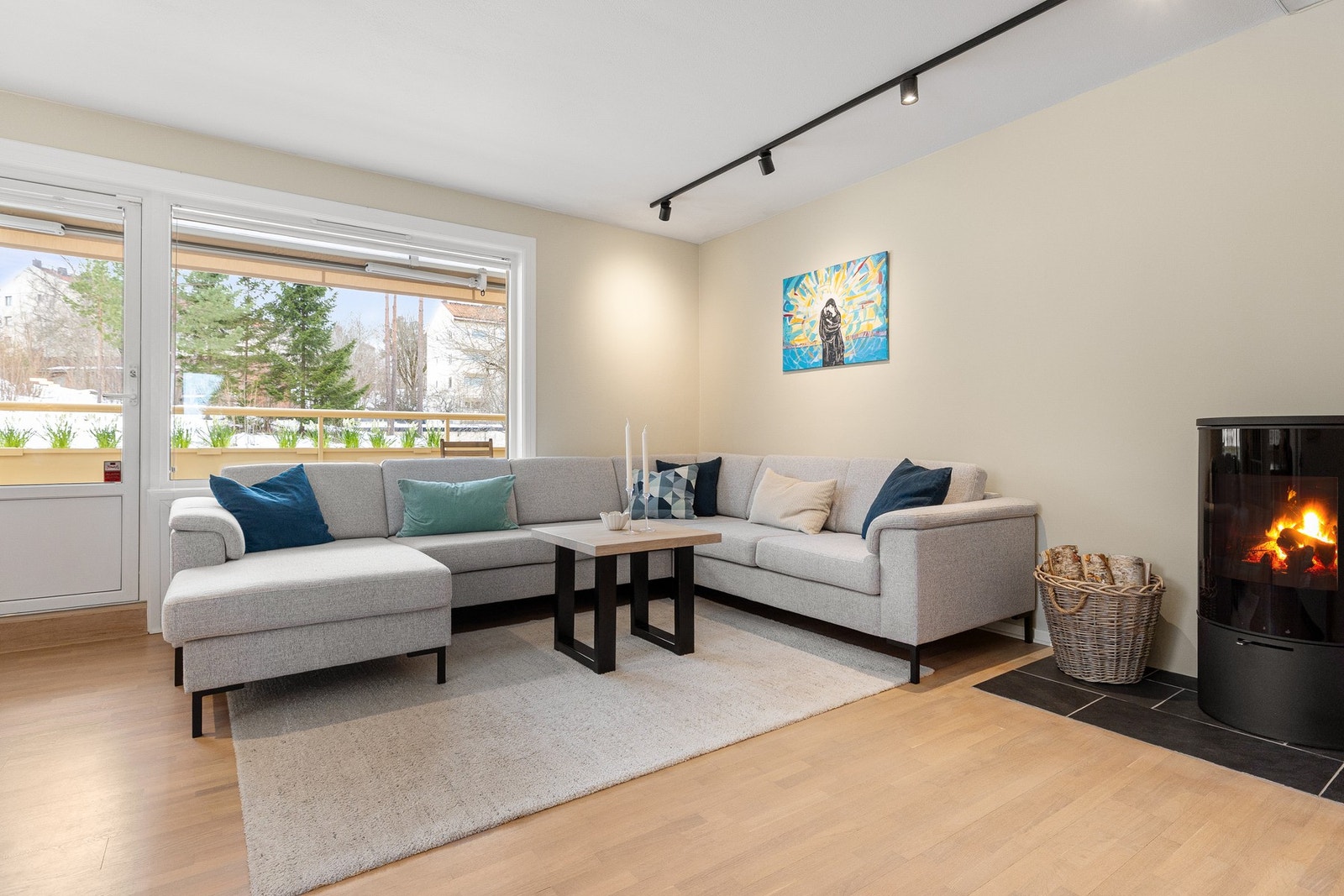 All belysning unntatt bad er tilkoblet smarthus via Z-wave. Markise på balkongen kan også oppgraderes til å integreres i smarthus via en hub fra produsent. Galleribilde