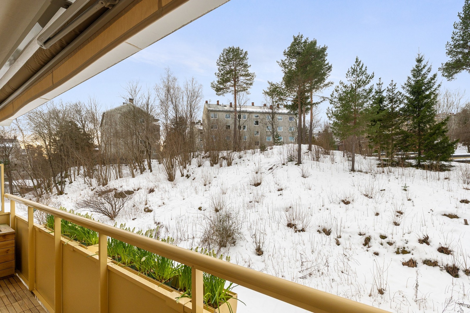 Tilbaketrukket beliggenhet med et grønt og naturskjønt utsyn på sommerstid. Ny markise med fjernkontroll og justering både opp/ned og inn/ut. Galleribilde