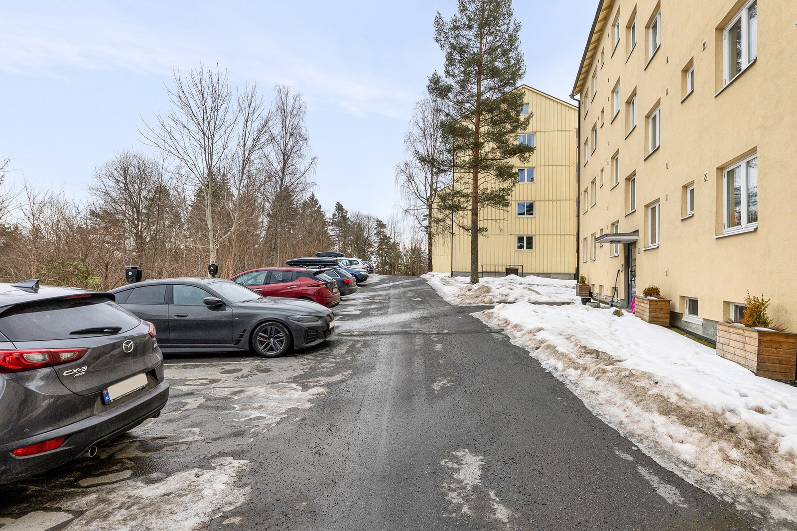 Det er fri gjeste- og beboerparkering på sameiets oppmerkede plasser. Garasjeplass kan leies på ansiennitet. Galleribilde