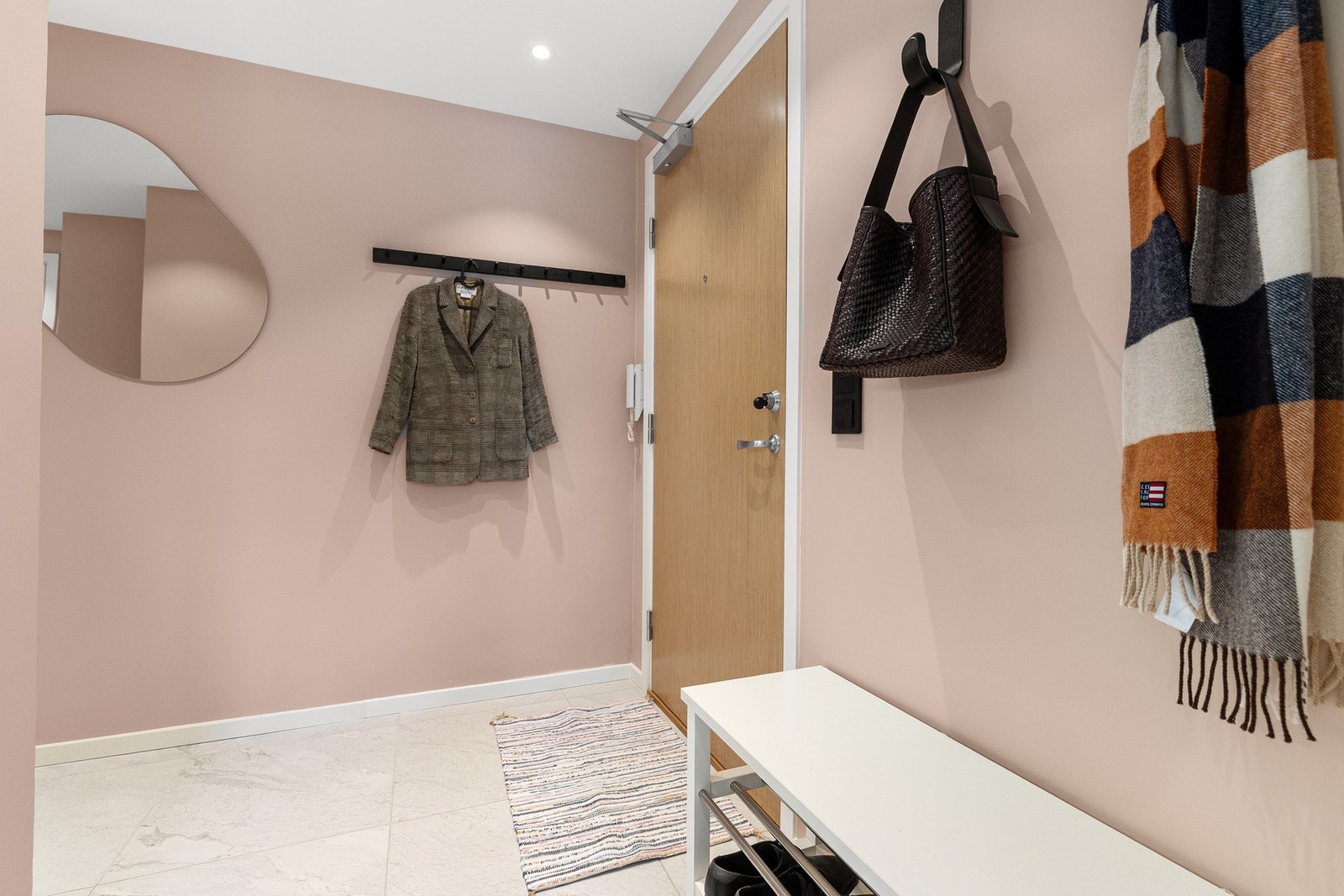 Varmekabler i gangen, i likhet med badet, styres via smarthus-system. Galleribilde