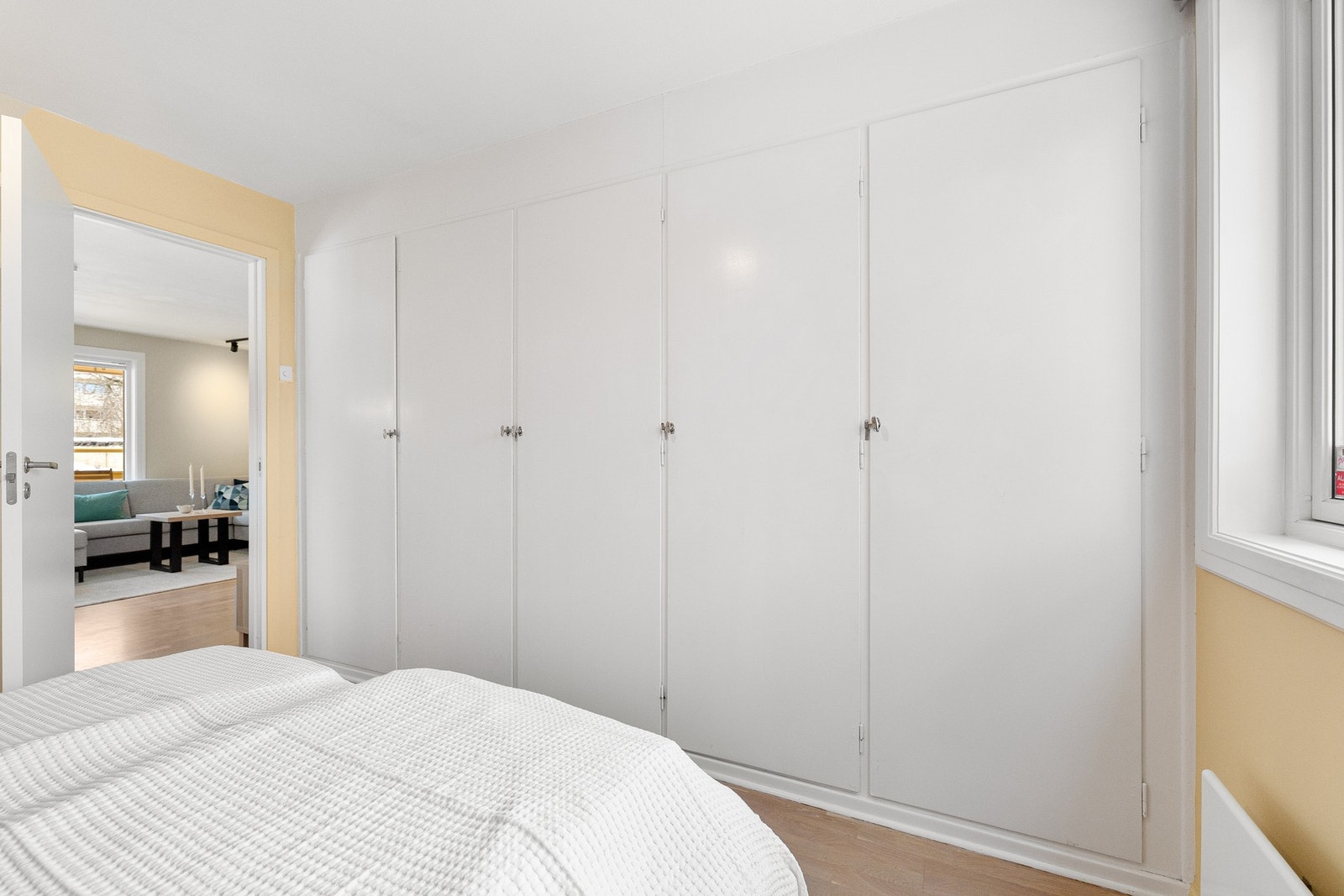 Klesoppbevaring i stor garderobe. Galleribilde