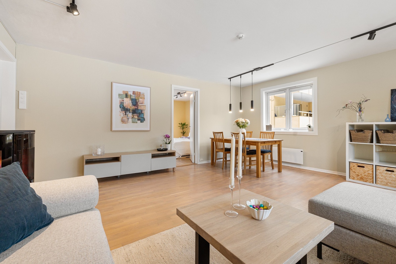 Leiligheten har en god planløsning med en stor stue og separat kjøkken. Galleribilde