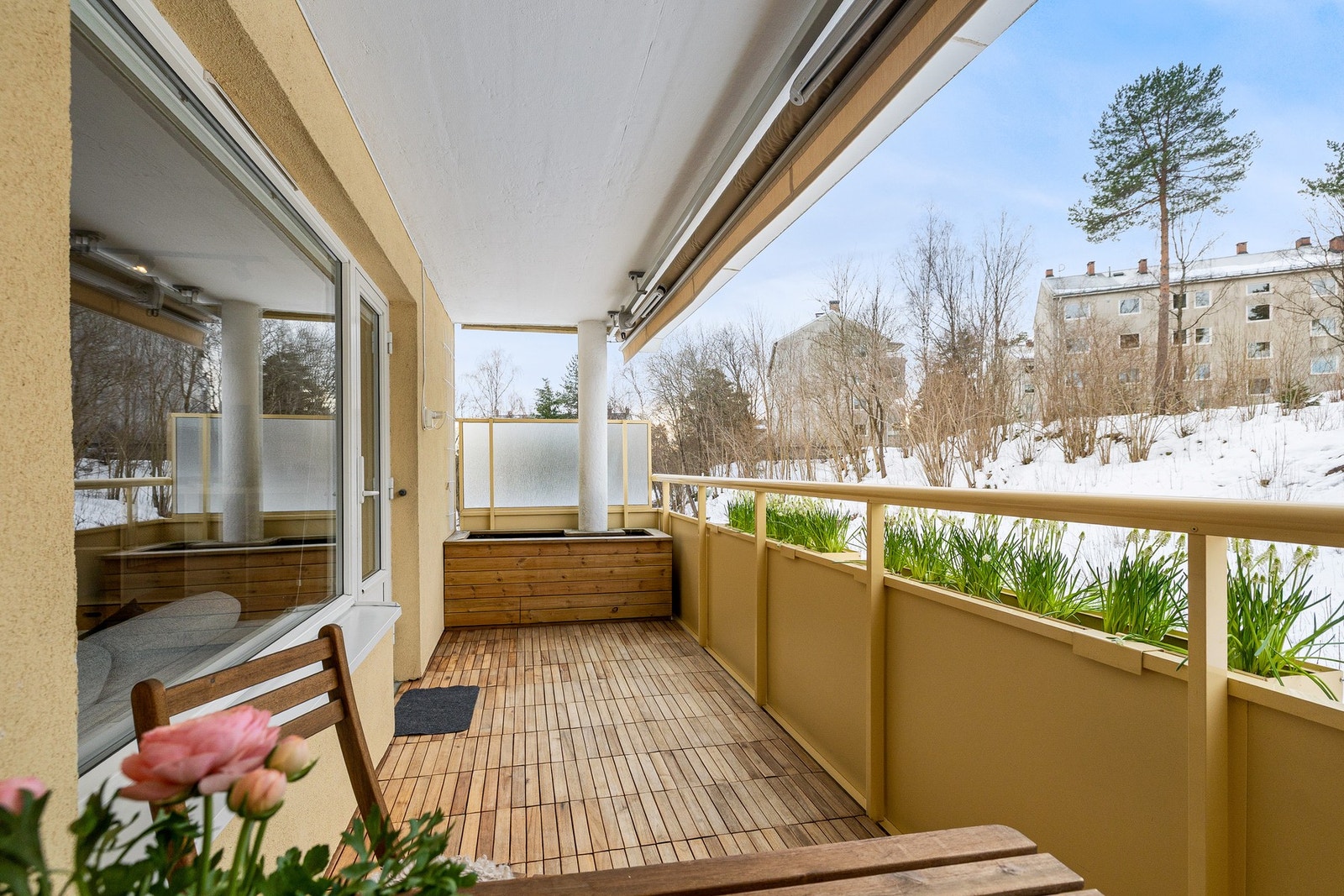 På balkongen er det en tilpasset plantekasse med konstruert vannmagasin i bunn, som forsyner grønnsakshagen ved lengre perioder uten vanning. Selvdrenerende. Galleribilde