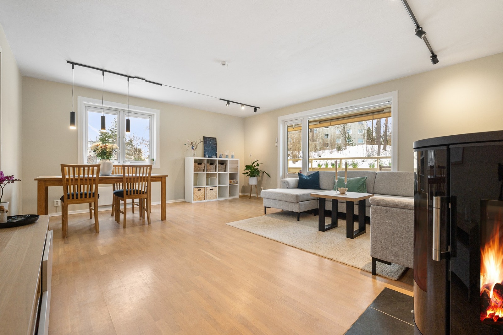 Det er montert solskjerming på alle vinduer, måltilpasset fra Luxaflex i stue/soverom. Galleribilde