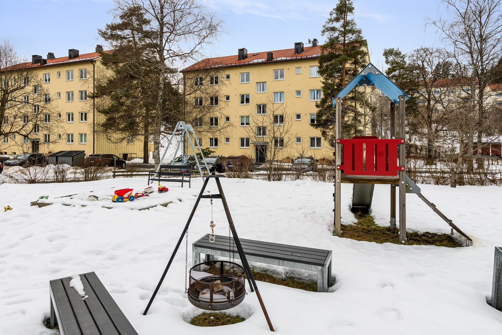 Mulighet for å benytte lekeplass på nabosameiets tomt. I Eiksveien 52 er det enkelt å bo med barn, uten det ekstra vedlikeholdet som ofte følger med en enebolig. Galleribilde
