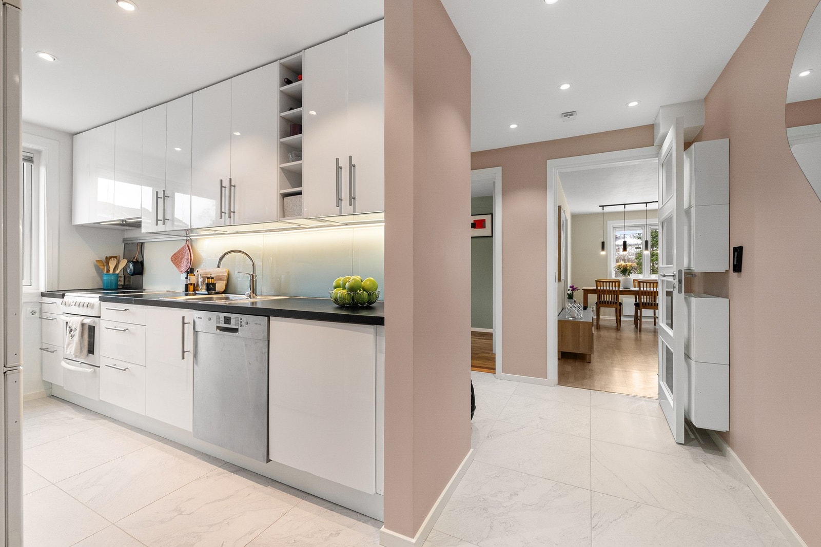 Himling på kjøkken og i gang er nedsenket i 2023. Downlights er montert, og tomrom er isolert. Galleribilde