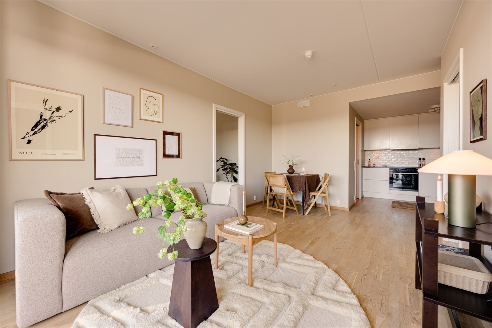 Leiligheten har en åpen stue- og kjøkkenløsning som gir en god romfølelse. Galleribilde