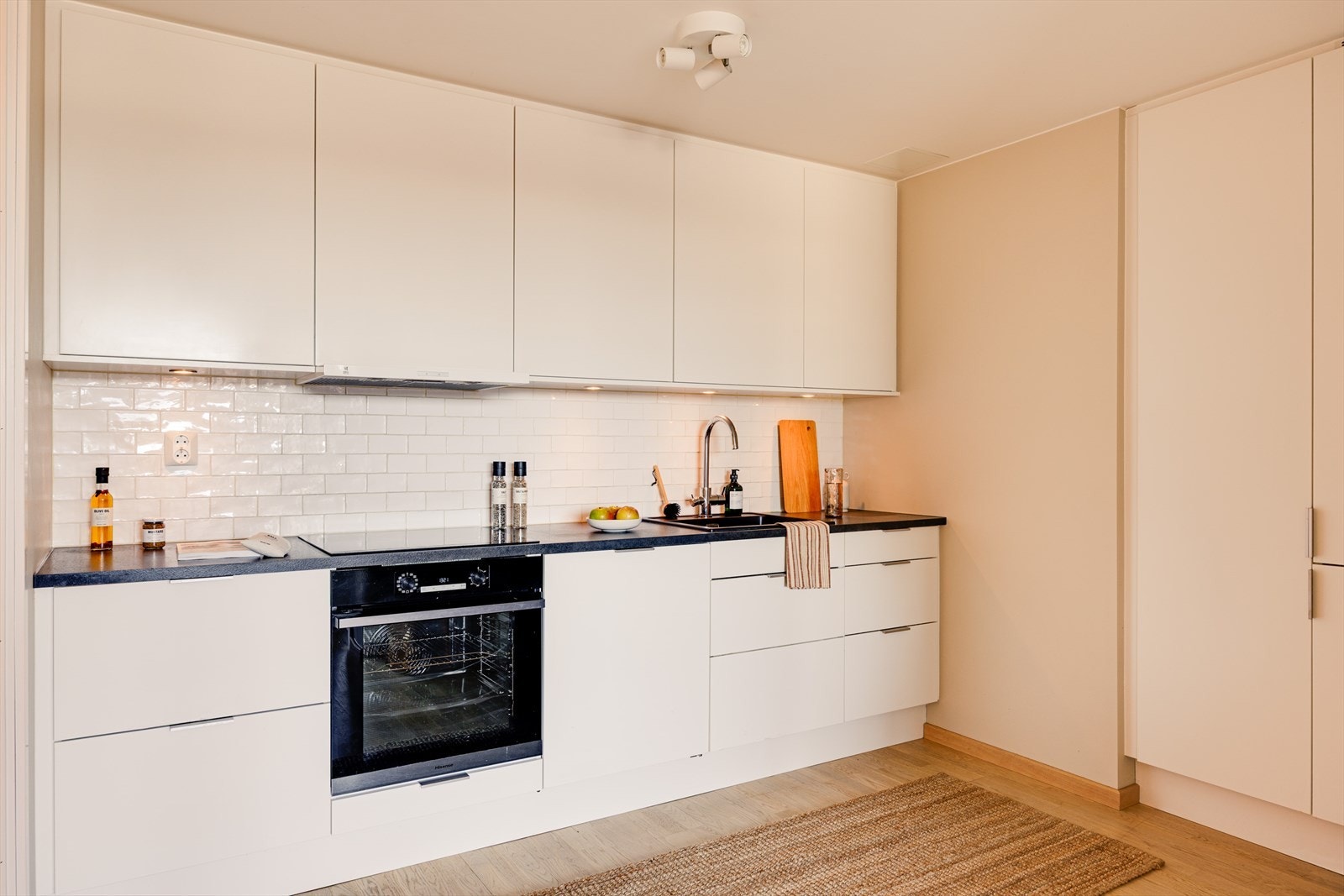 Godt med skap- og benkeplass gir rikelig med oppbevaringsmuligheter. Galleribilde