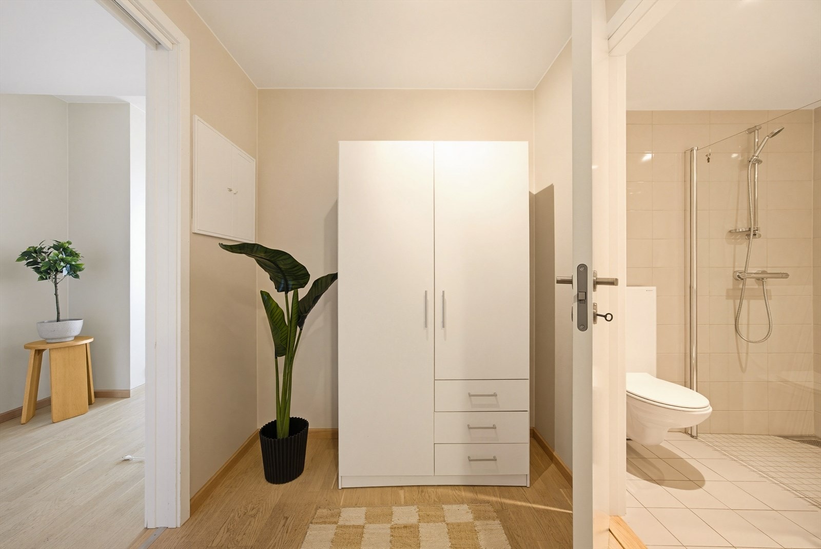 Velkommen inn. Entréen har garderobeskap for praktisk oppbevaring av yttertøy. Galleribilde