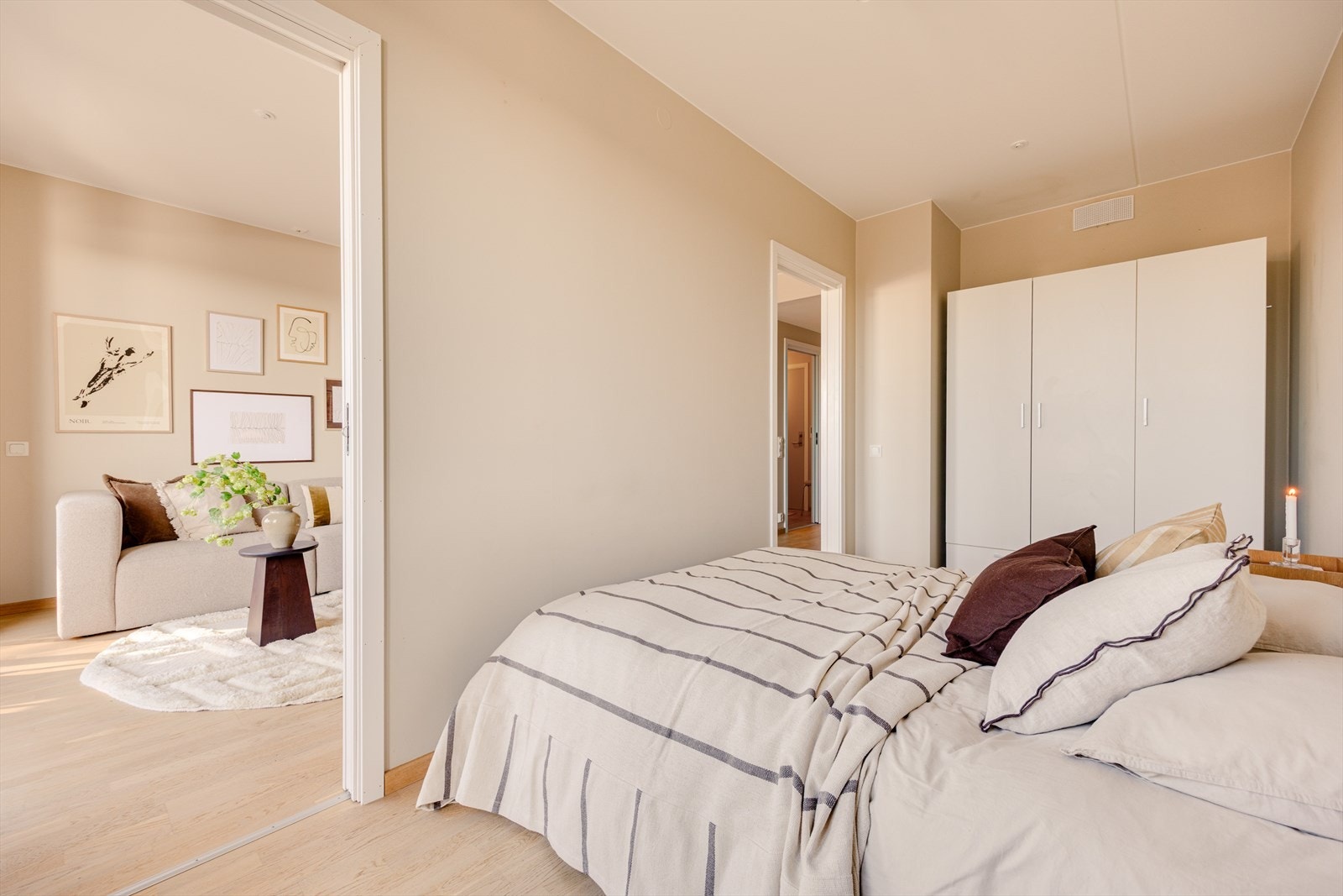 Rommet er utstyrt med garderobeskap for god oppbevaring. Galleribilde