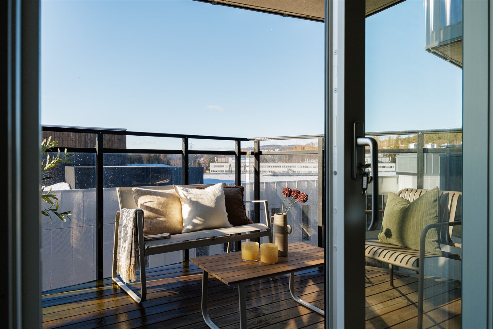 Overbygd balkong med plass til en hyggelig sittegruppe. Galleribilde