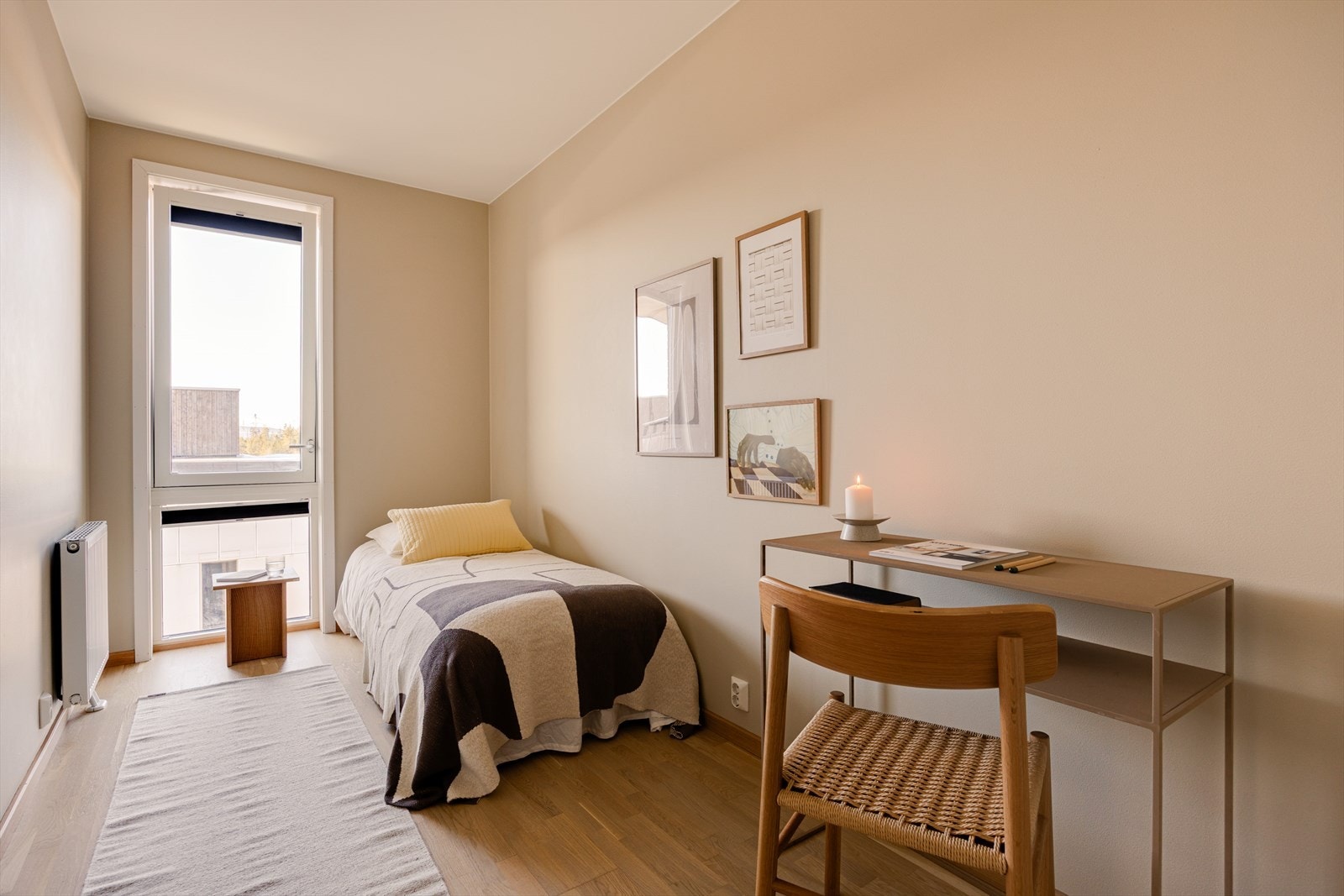 Rommet har radiator for oppvarming og et vindu som gir naturlig lys. Galleribilde