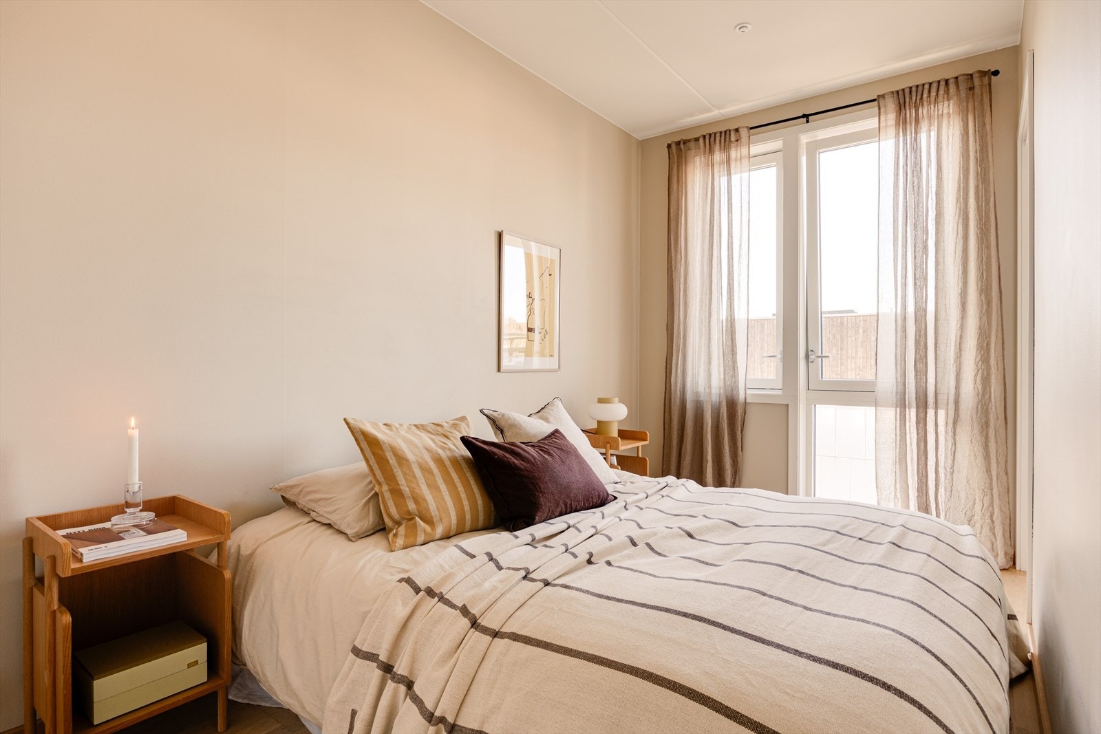 Her er det plass til dobbeltseng og tilhørende nattbord. Galleribilde