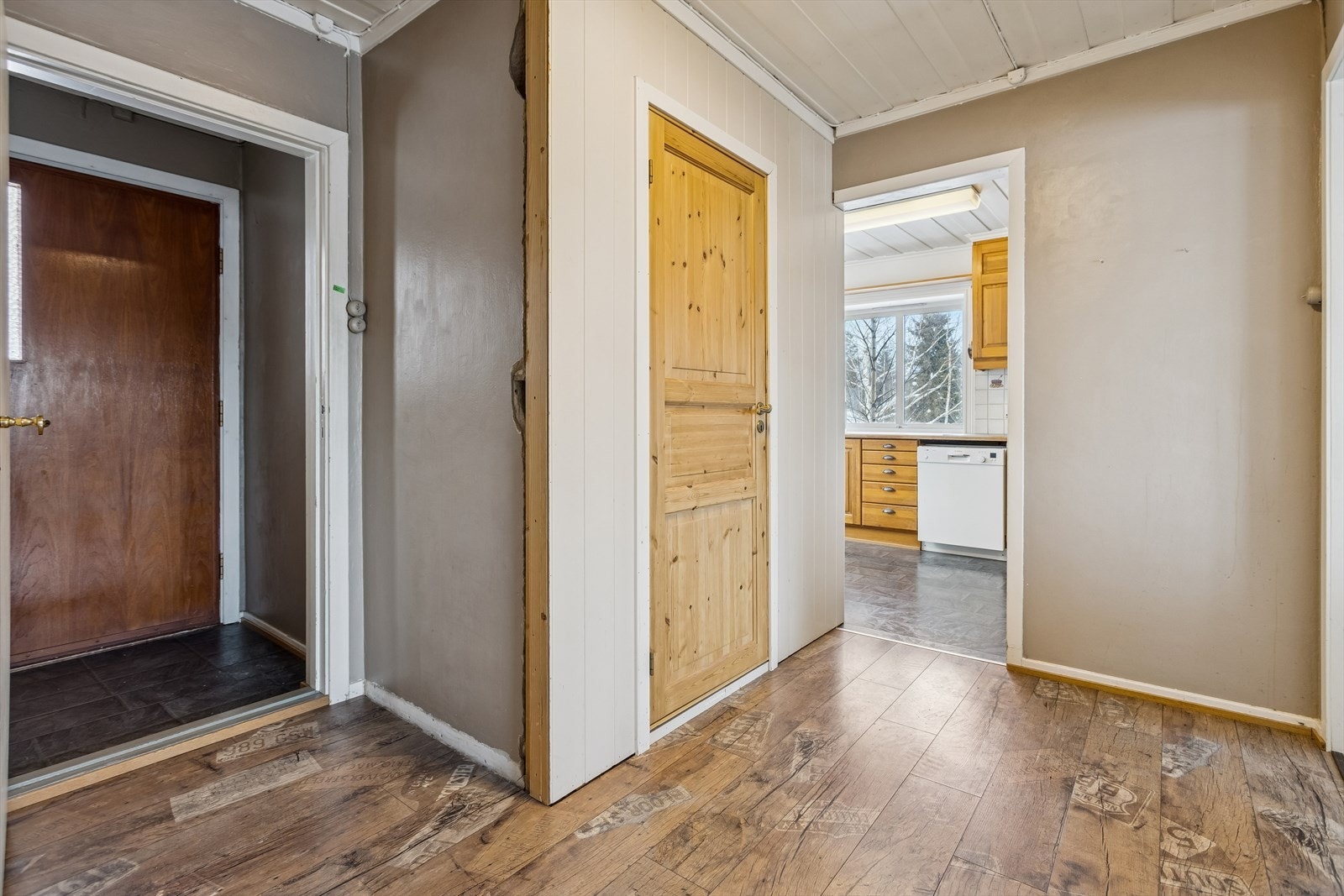 Velkommen inn i en entré som leder videre til boligens oppholdsrom. Galleribilde