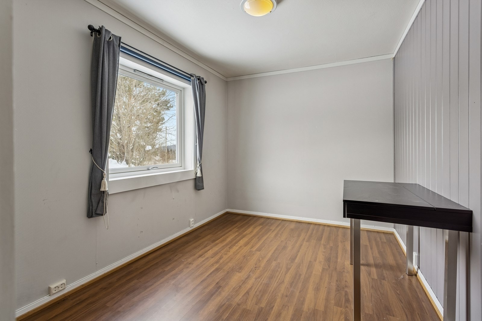 Soverom i sokkeletasje med laminatgulv og malte flater. Galleribilde