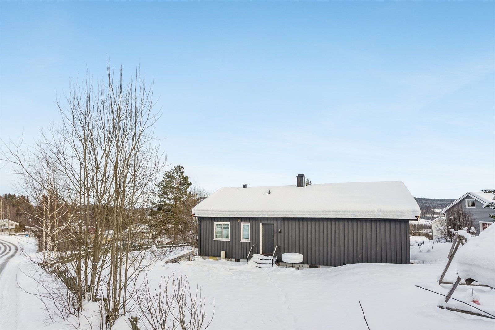 Eiendommen ligger i et etablert og rolig boligområde på Tallmoen. Galleribilde