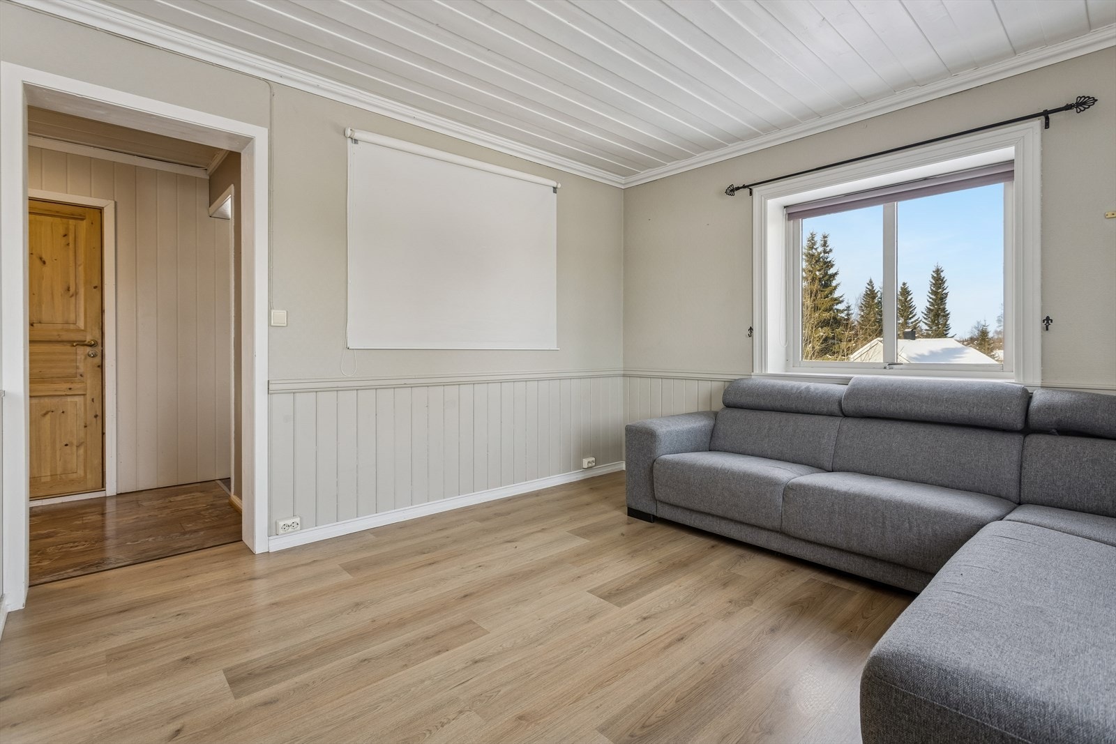 Stuen gir fleksibilitet for ulike møbleringsløsninger, her vist med en stor sofagruppe. Galleribilde