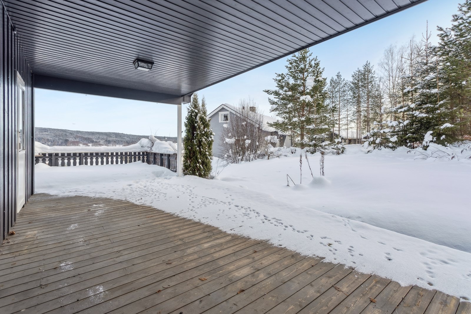 Den store terrassen på 41 m² ligger over garasjen og har adkomst fra stuen og fra hagen. Galleribilde