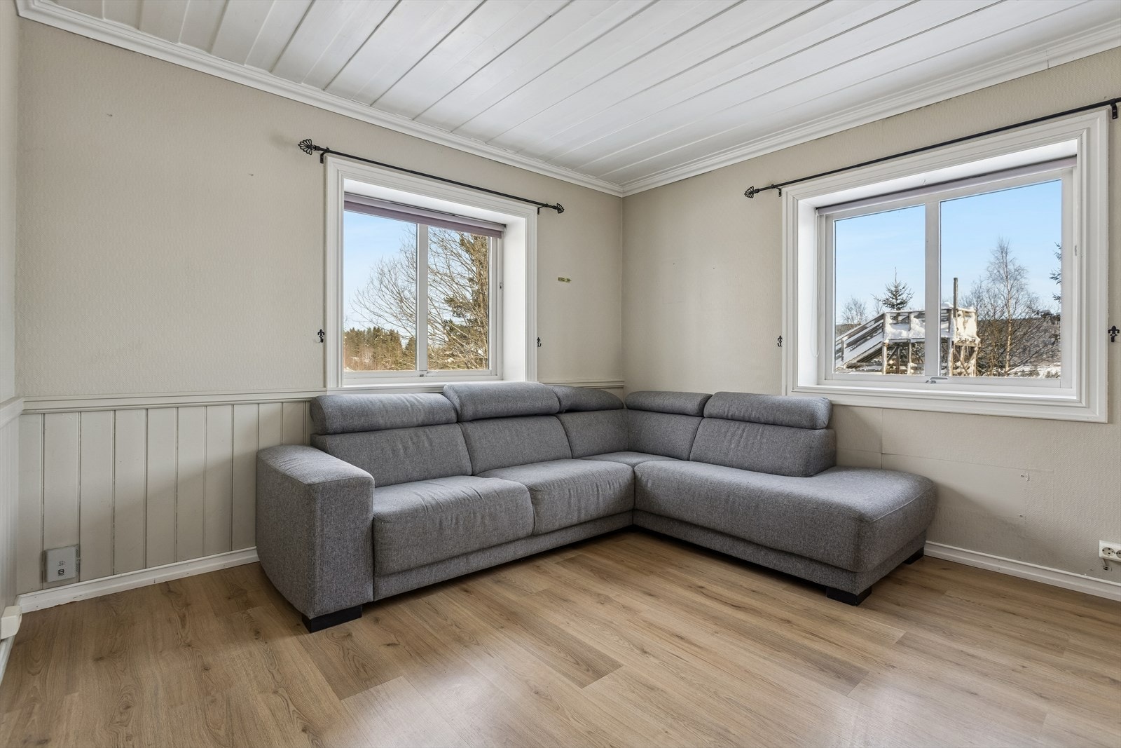 Vinduene i tre med 3-lags isolerglass er fra 1983. Galleribilde