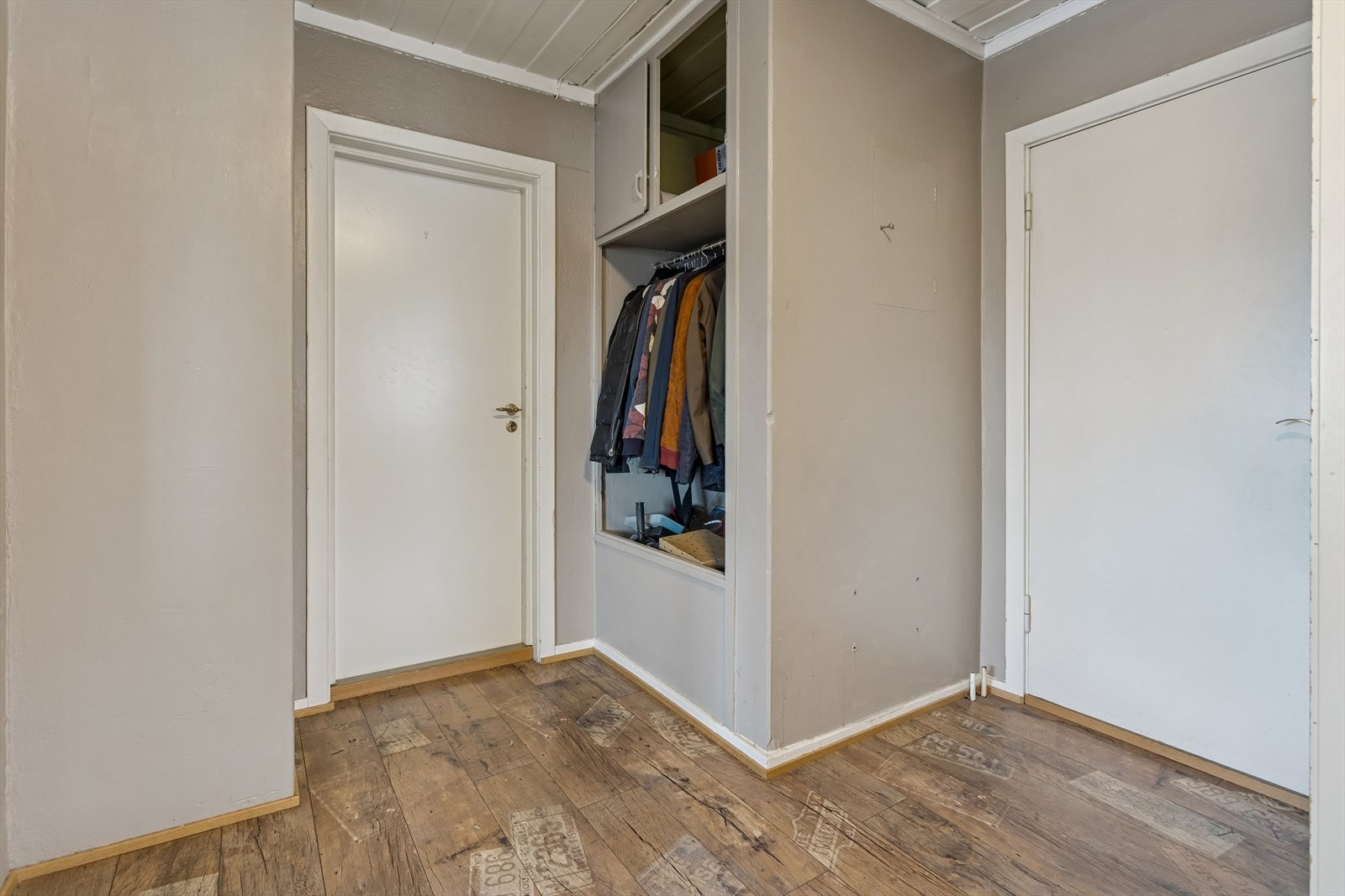 Gangen har plass til oppbevaring av yttertøy og sko. Galleribilde