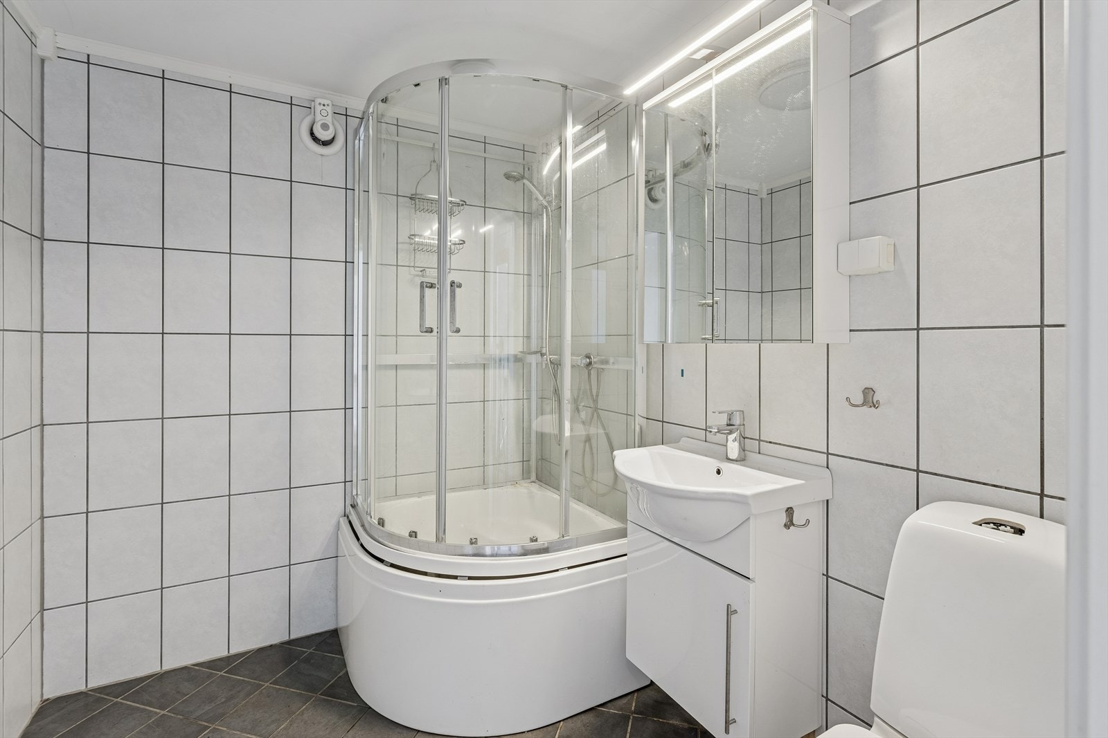 Badet i kjelleren ble etablert i 2016 og er utstyrt med dusjkabinett, enkel innredning og toalett. Galleribilde