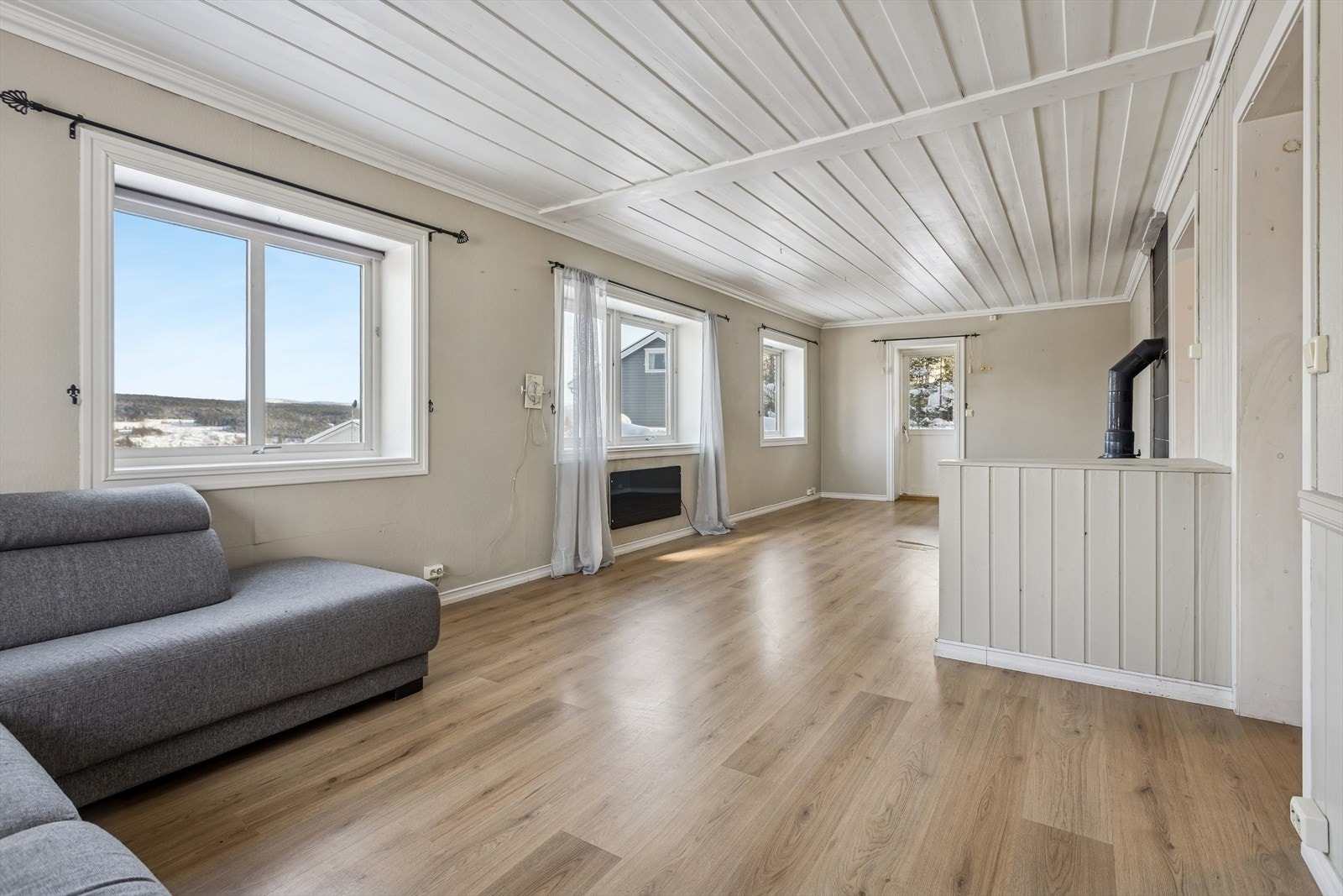 Store vindusflater gir rikelig med lys, og fra stuen er det utgang til terrassen. Galleribilde