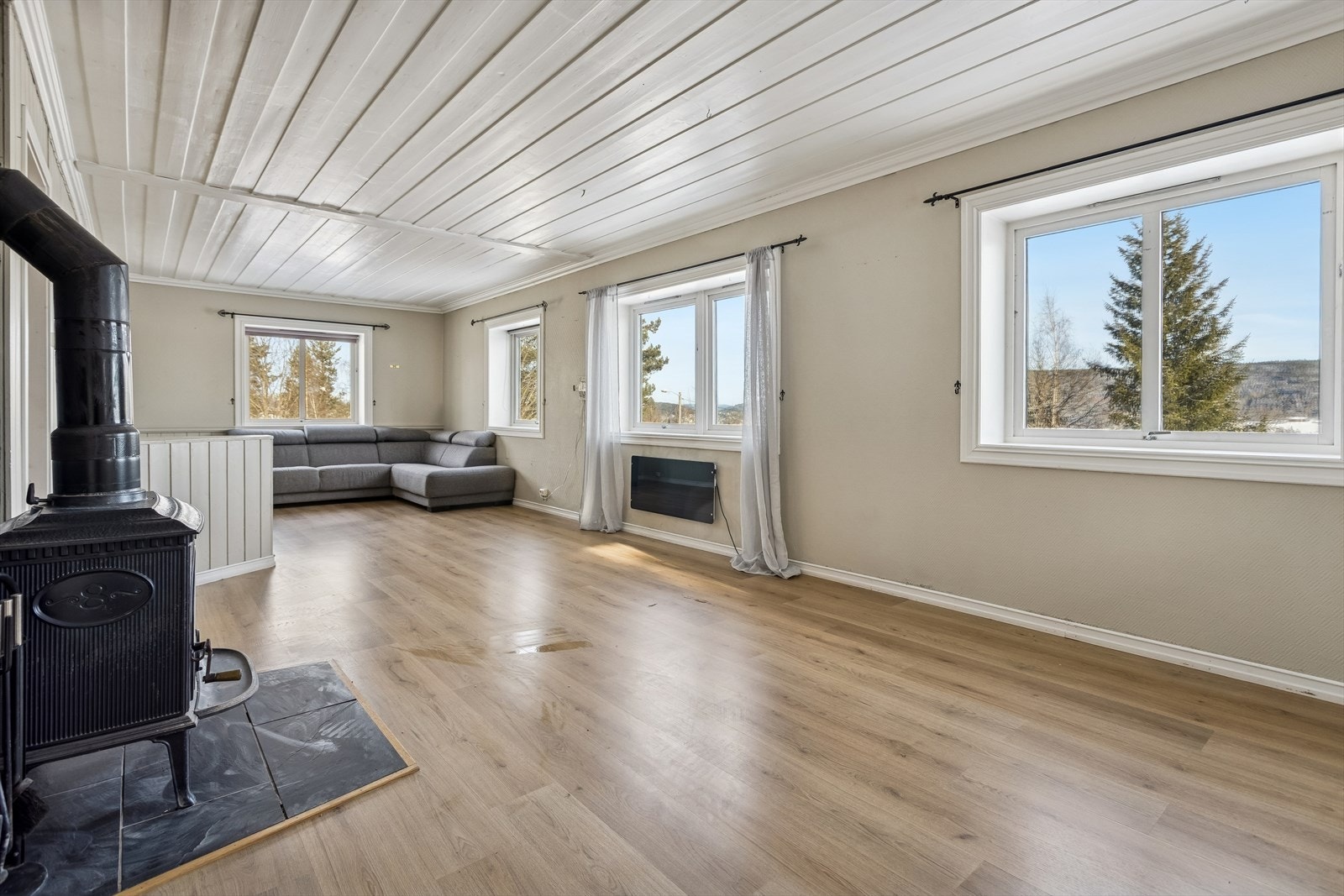 Rommet har laminat på gulvet og panel i himlingen, og god plass til møblering. Galleribilde