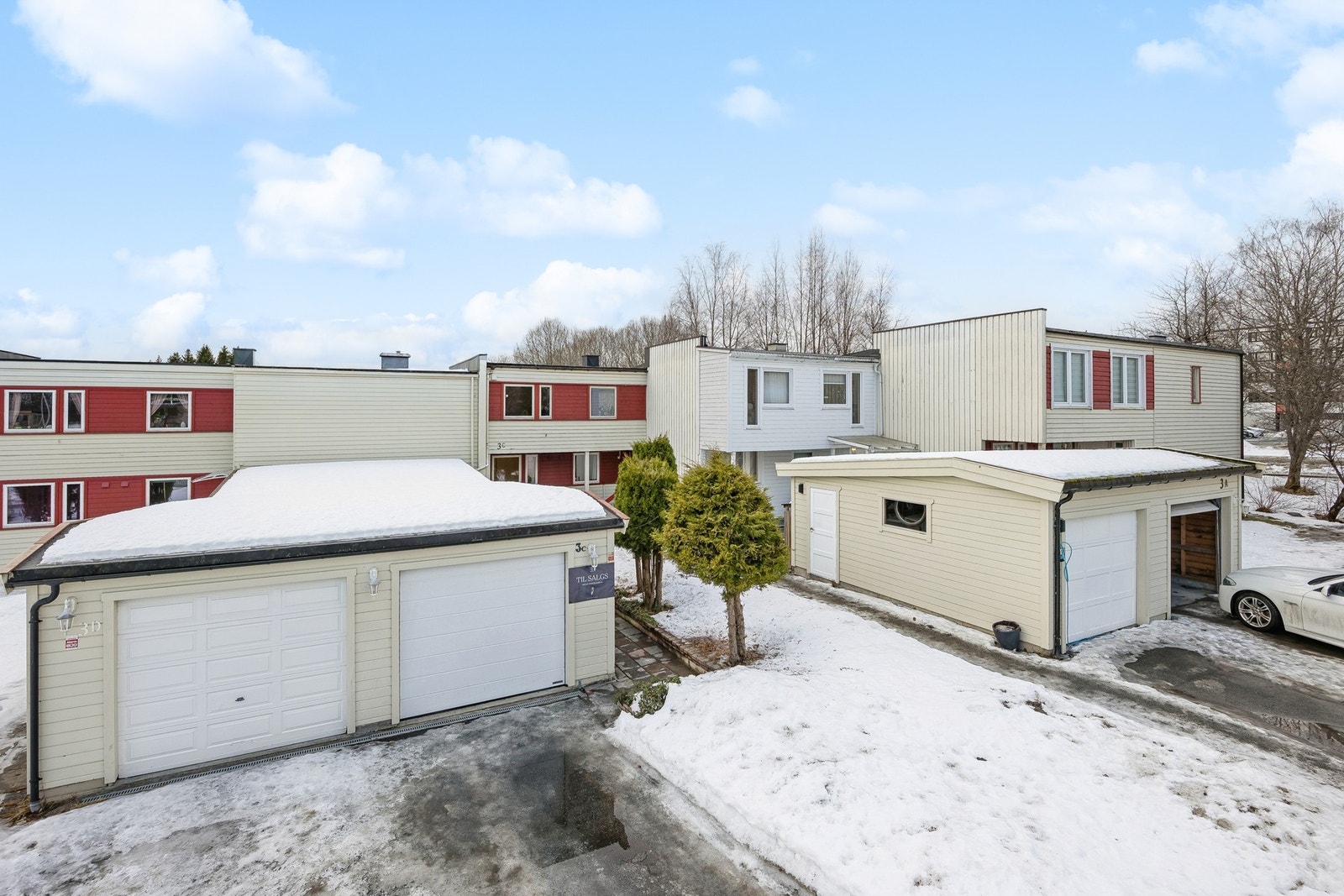 Praktisk tilkomst med egen garasje gir trygg parkering og ekstra lagringsplass. Galleribilde