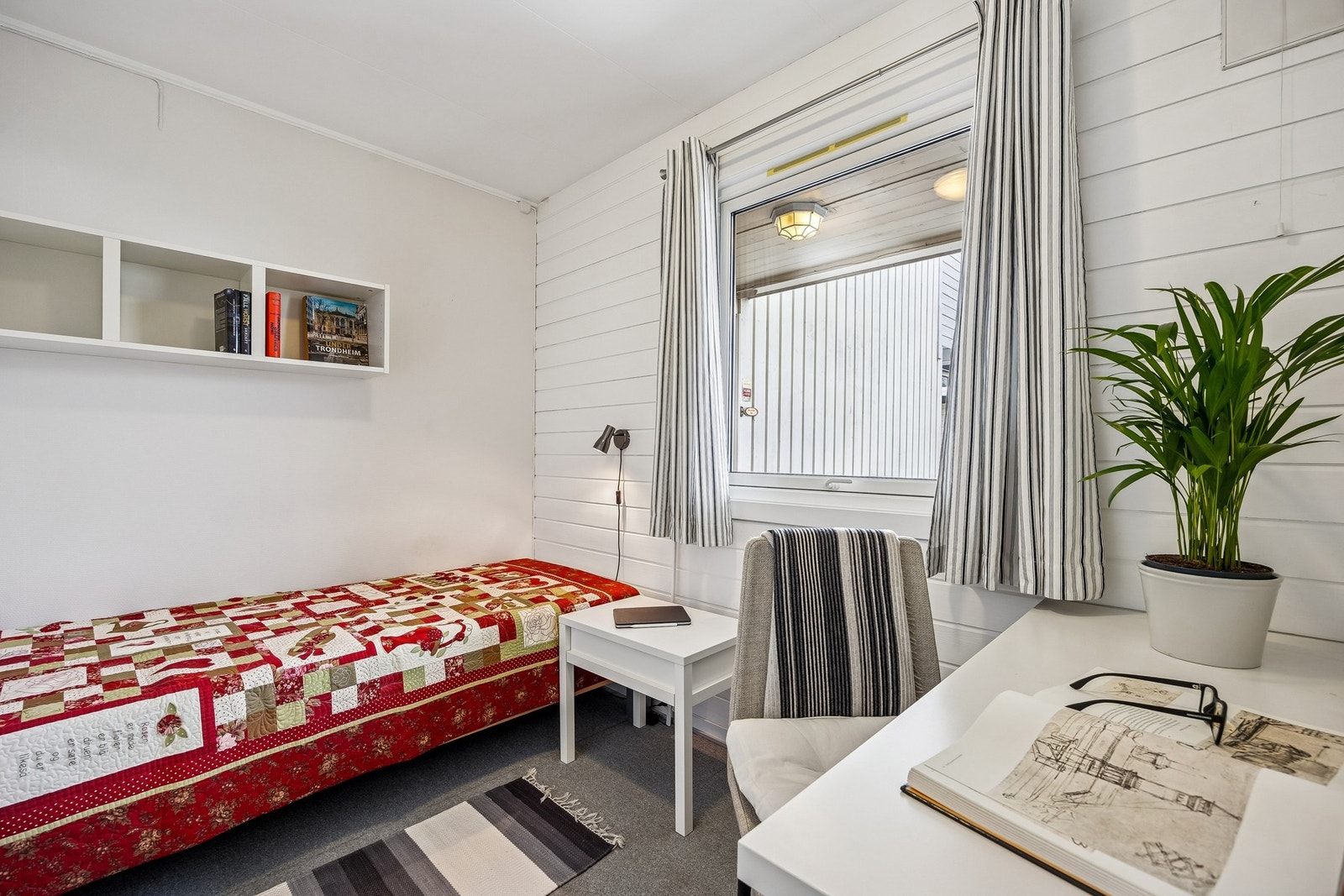 Soverommet har store vindusflater som slipper inn rikelig med dagslys. Galleribilde