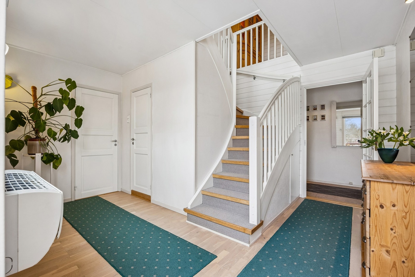 Gang med trapp som binder sammen boligens etasjer på en funksjonell måte. Galleribilde