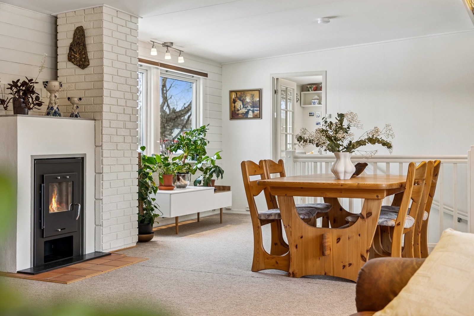 Peis i stuen gir både ekstra varme og en lun atmosfære på kjølige dager. Galleribilde