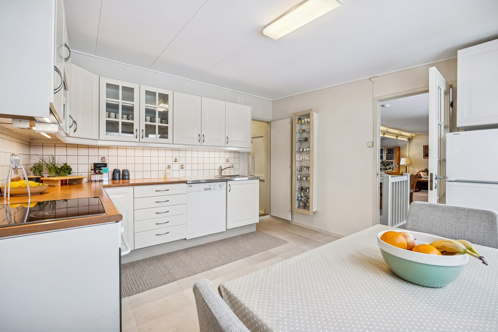 Her er det gode arbeidsflater og god plass til matlaging i hverdagen. Galleribilde