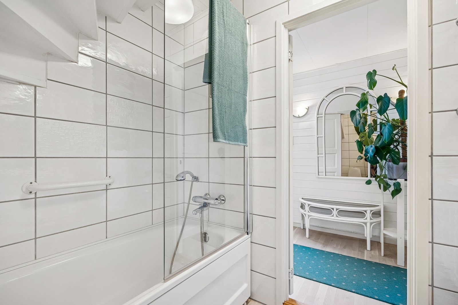 Badet er innredet med servantinnredning, speil, badekar og toalett. Galleribilde