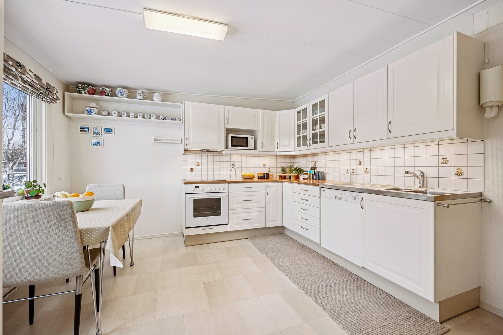 Kjøkkenet har god skap- og benkeplass, og er praktisk utformet med integrert stekeovn og platetopp. Galleribilde