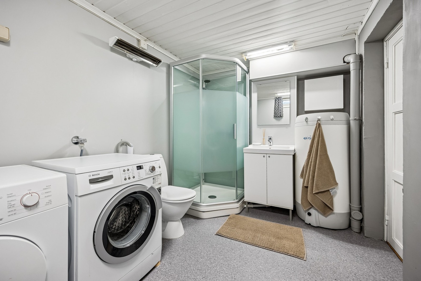 Vaskerom fra 2020 med opplegg for vaskemaskin og gode praktiske løsninger. Galleribilde