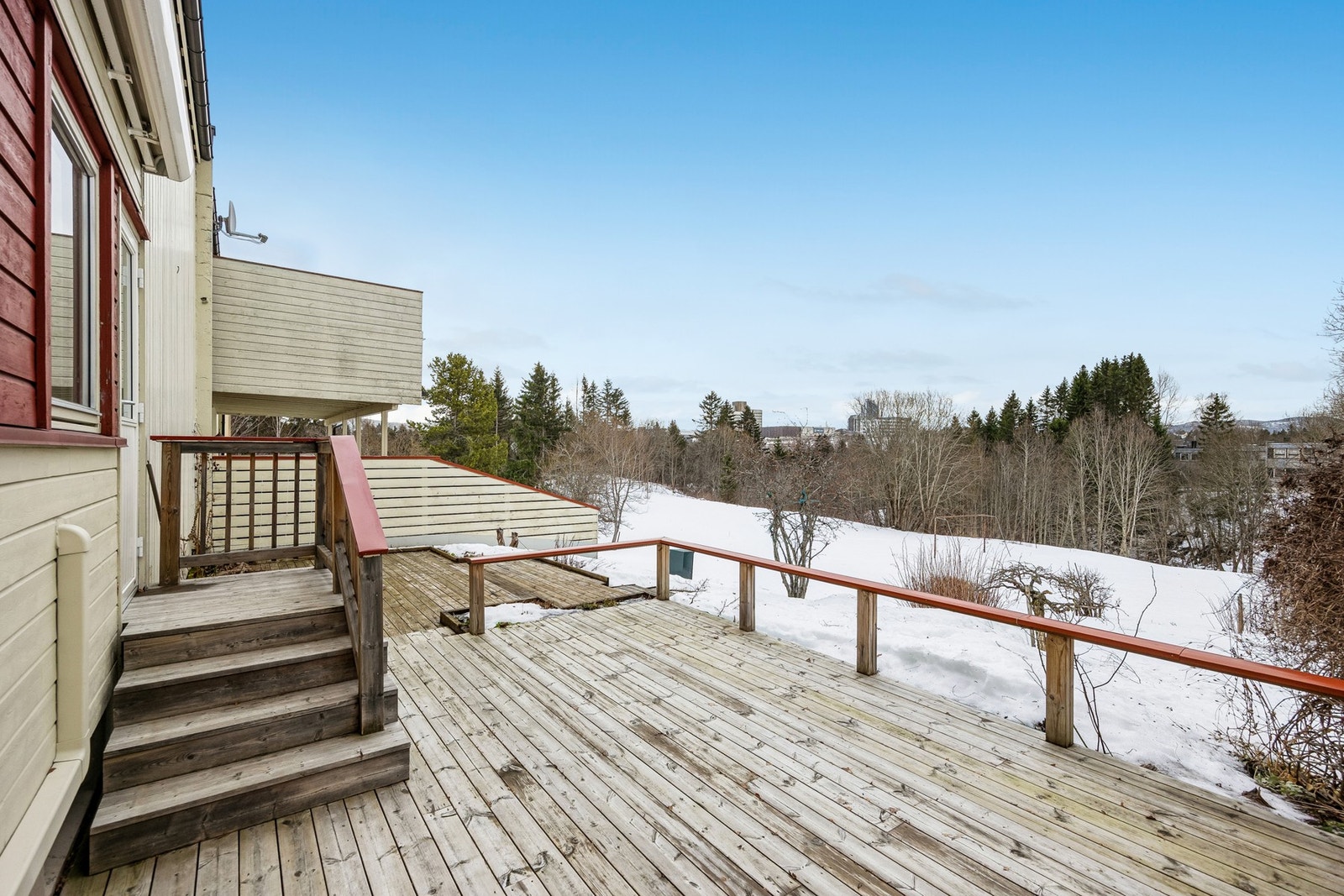 Terrasse med gode solforhold hvor du kan nyte rolige stunder i naturskjønne omgivelser. Galleribilde