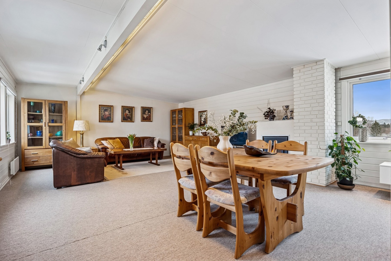 Åpen løsning mellom oppholdsrommene gir en sosial og funksjonell planløsning. Galleribilde