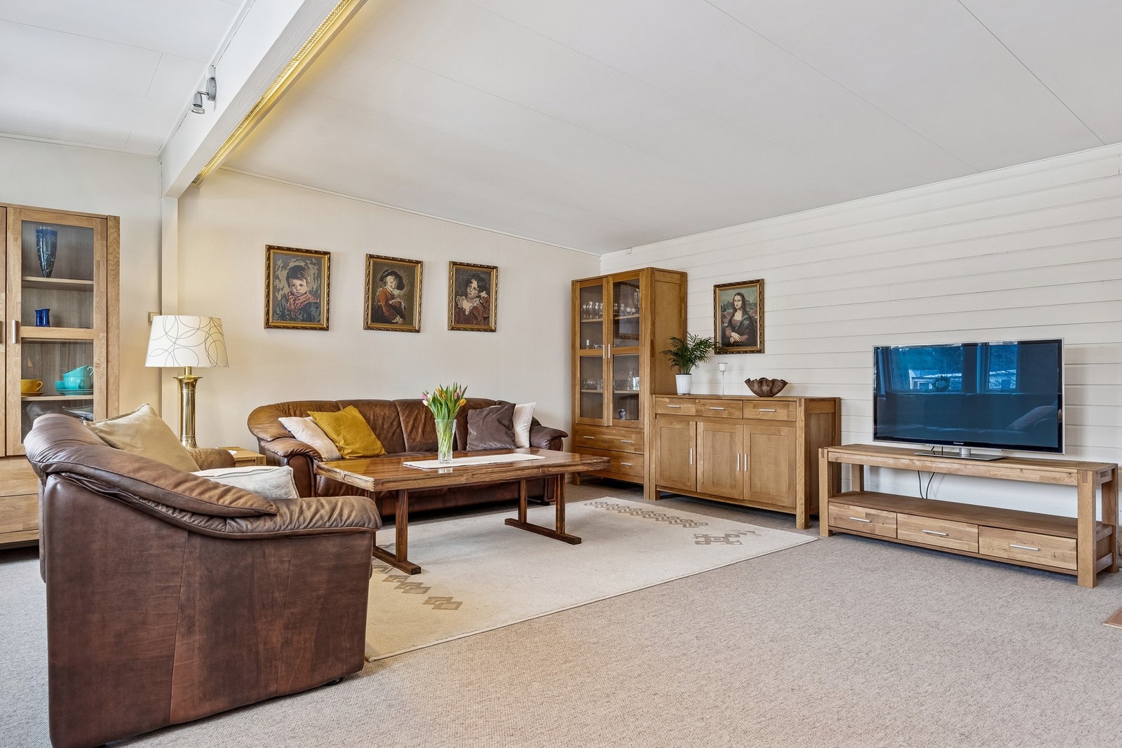 Stuen har gode møbleringsmuligheter og hyggelig utsyn gjennom store vindusflater. Galleribilde