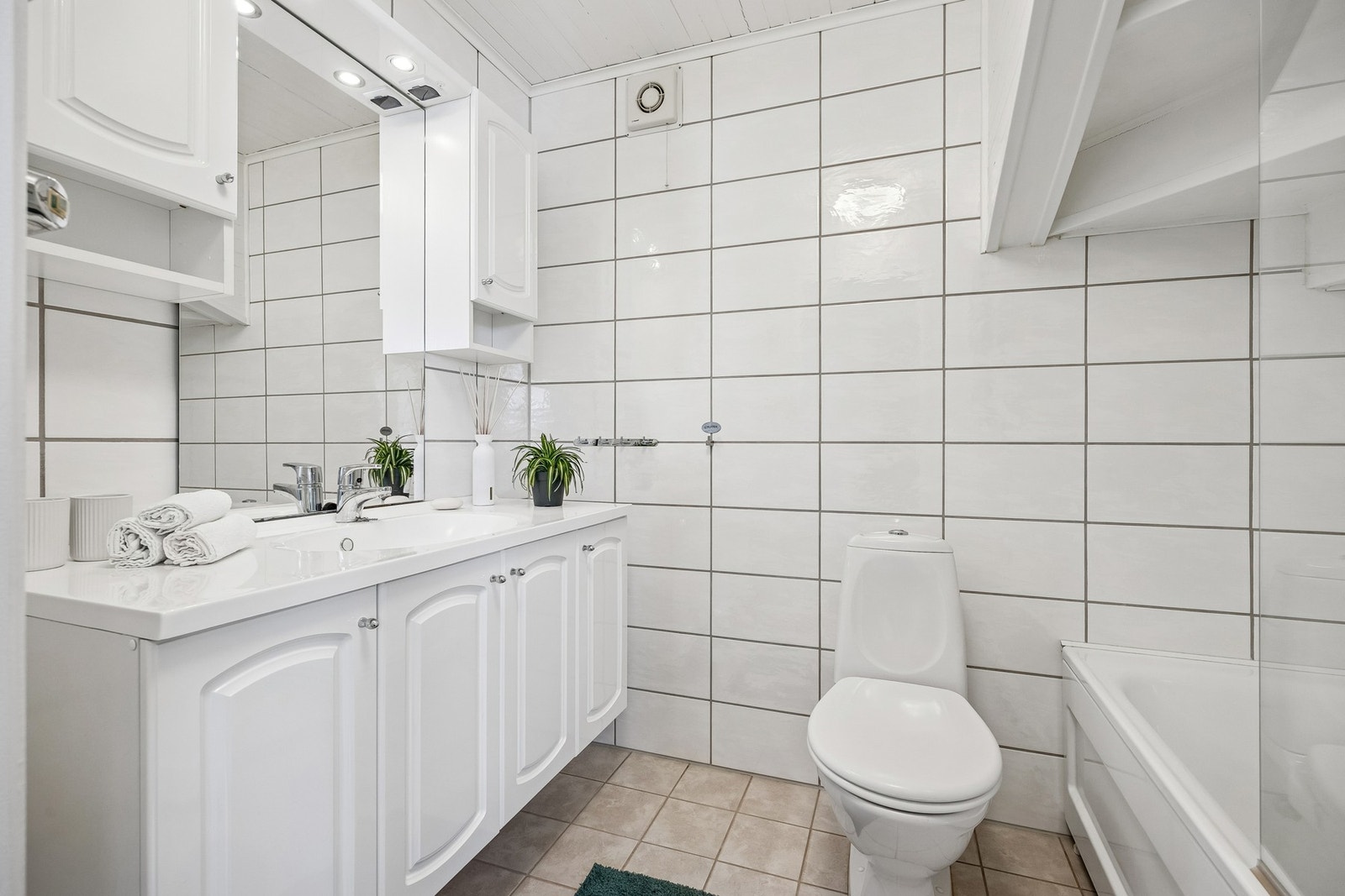 Badet i boligen ble oppgradert i 2010 og har flislagte overflater samt gulvvarme. Galleribilde