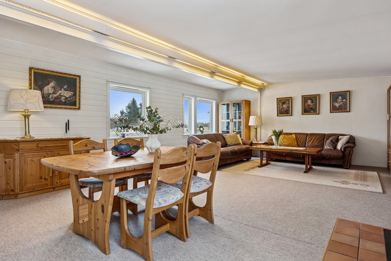 Spisestuedelen ligger naturlig tilknyttet stuen og gir god plass til større spisebord - perfekt for hyggelige middager med familie og venner. Galleribilde