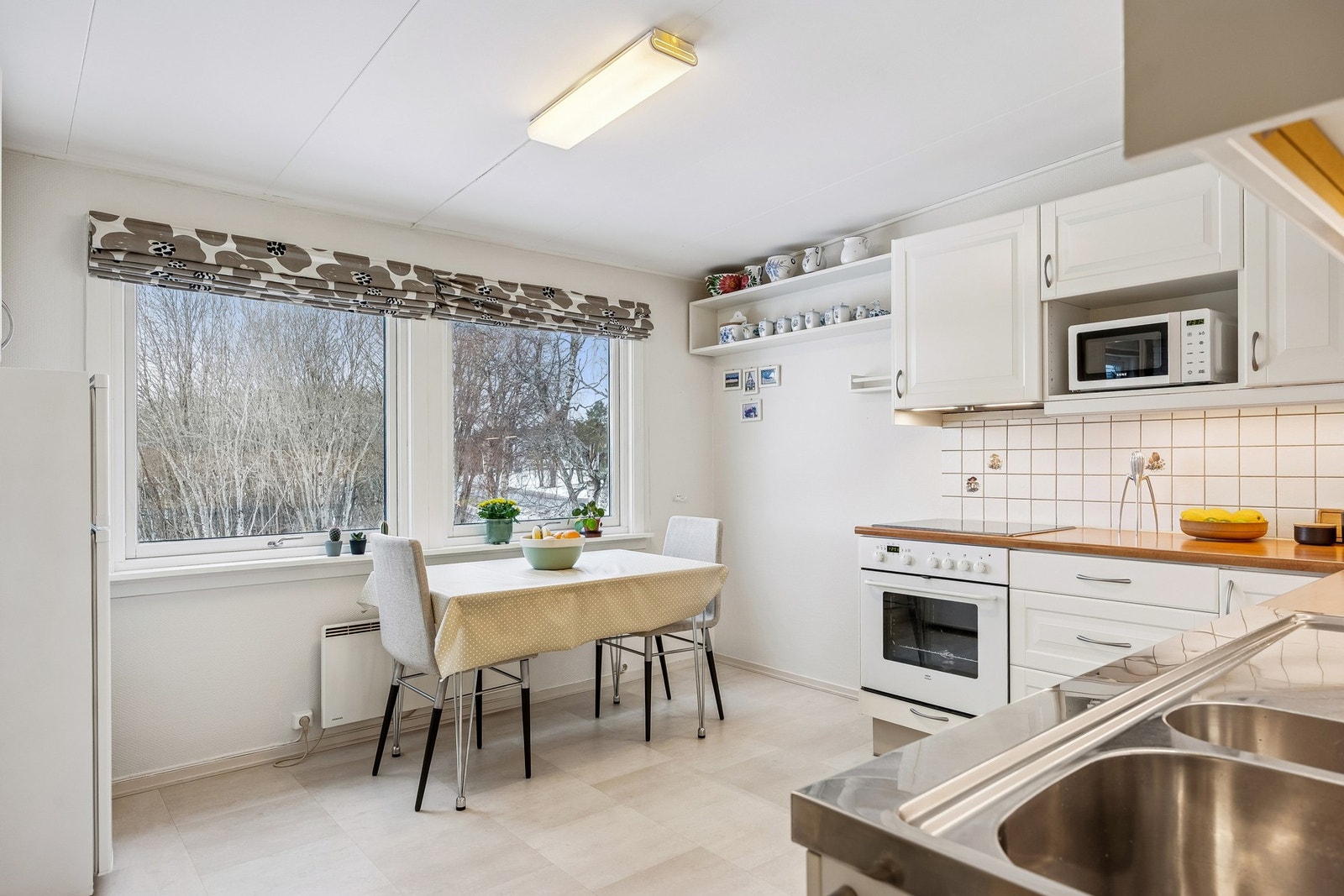 Spisekrok på kjøkkenet gir en hyggelig plass til uformelle måltider. Galleribilde