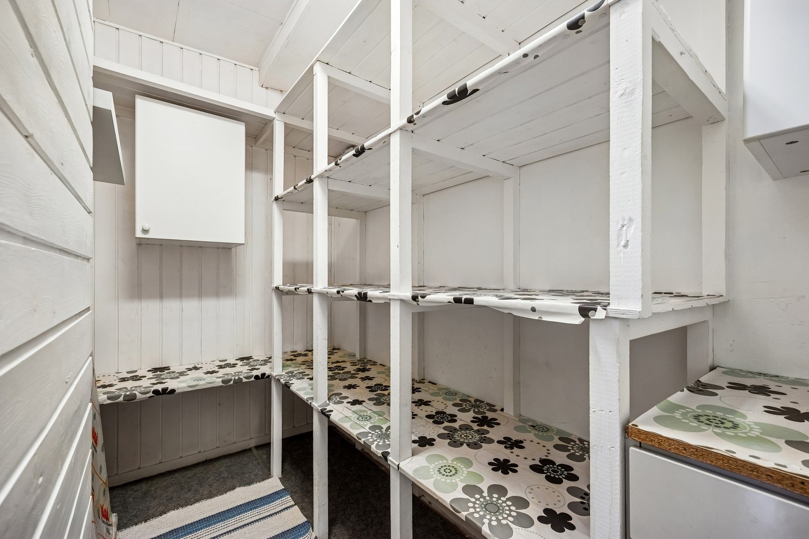 Romslig bod i kjelleren med god lagringsplass. Galleribilde