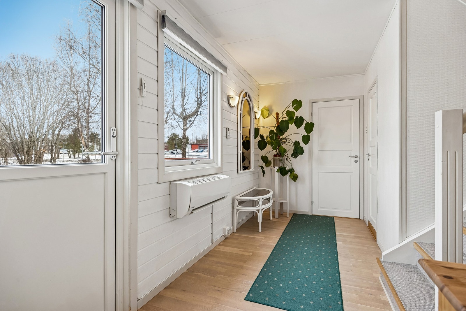 Lys og praktisk gang med god plass til oppbevaring. Galleribilde