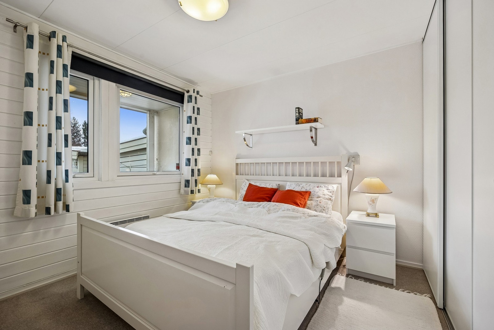 Soverom med god plass til seng og oppbevaring. Galleribilde