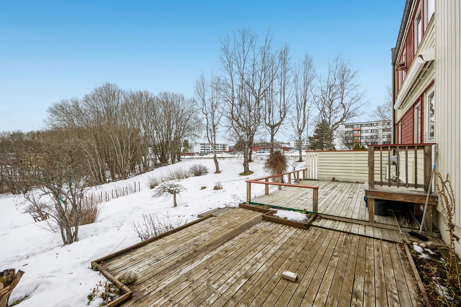 Her kan du nyte gode solforhold og lange sommerkvelder på terrassen, som ligger i rolige omgivelser med lite innsyn. Galleribilde