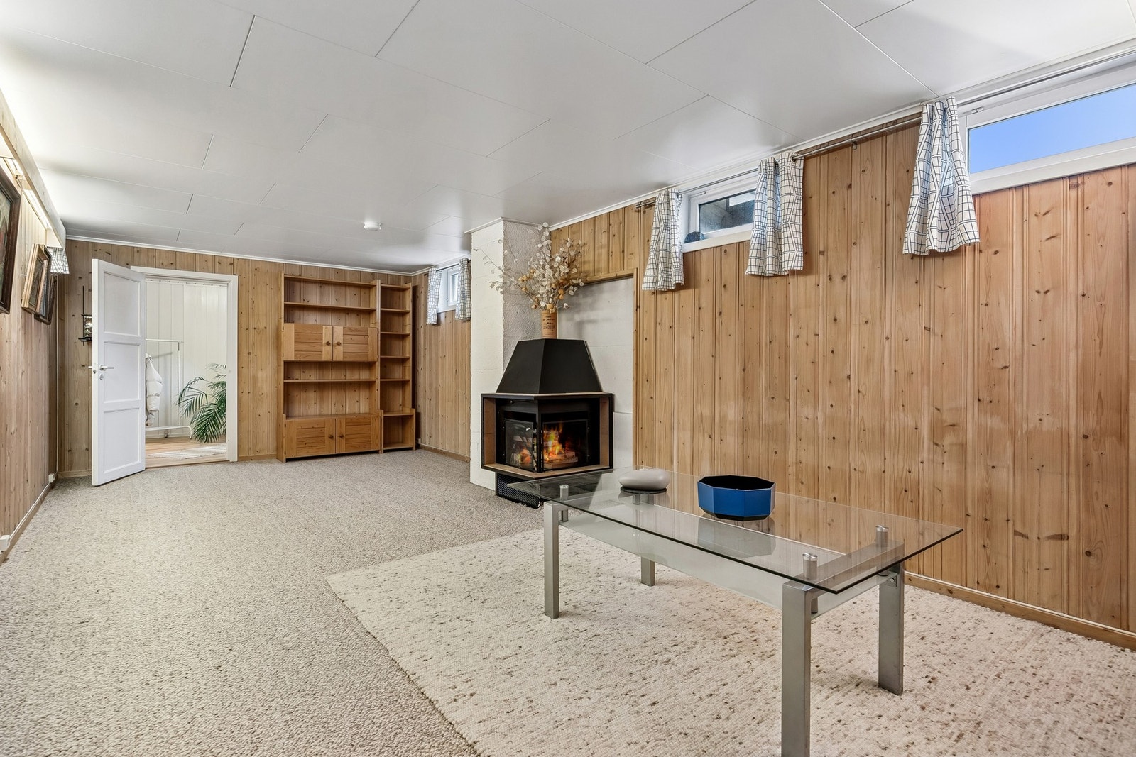 Det gjøres oppmerksom på at stuen og soverommet i kjelleretasjen er ikke godkjent rom for varig opphold. Se pkt. "Midlertidig brukstillatelse og ferdigattest" i salgsoppgaven. Galleribilde