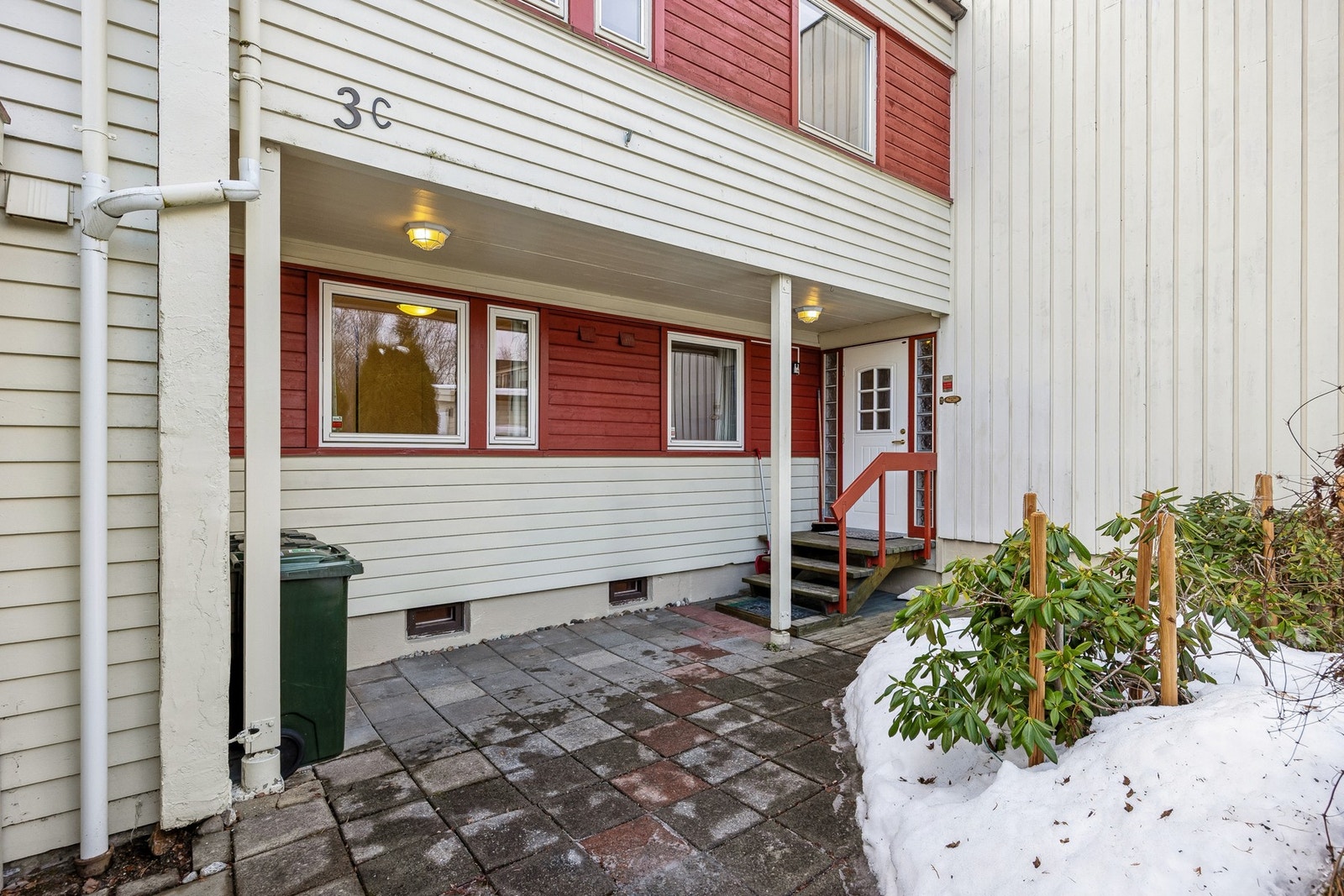 Uteområde med hyggelig inngangsparti og gode oppholdsarealer. Galleribilde