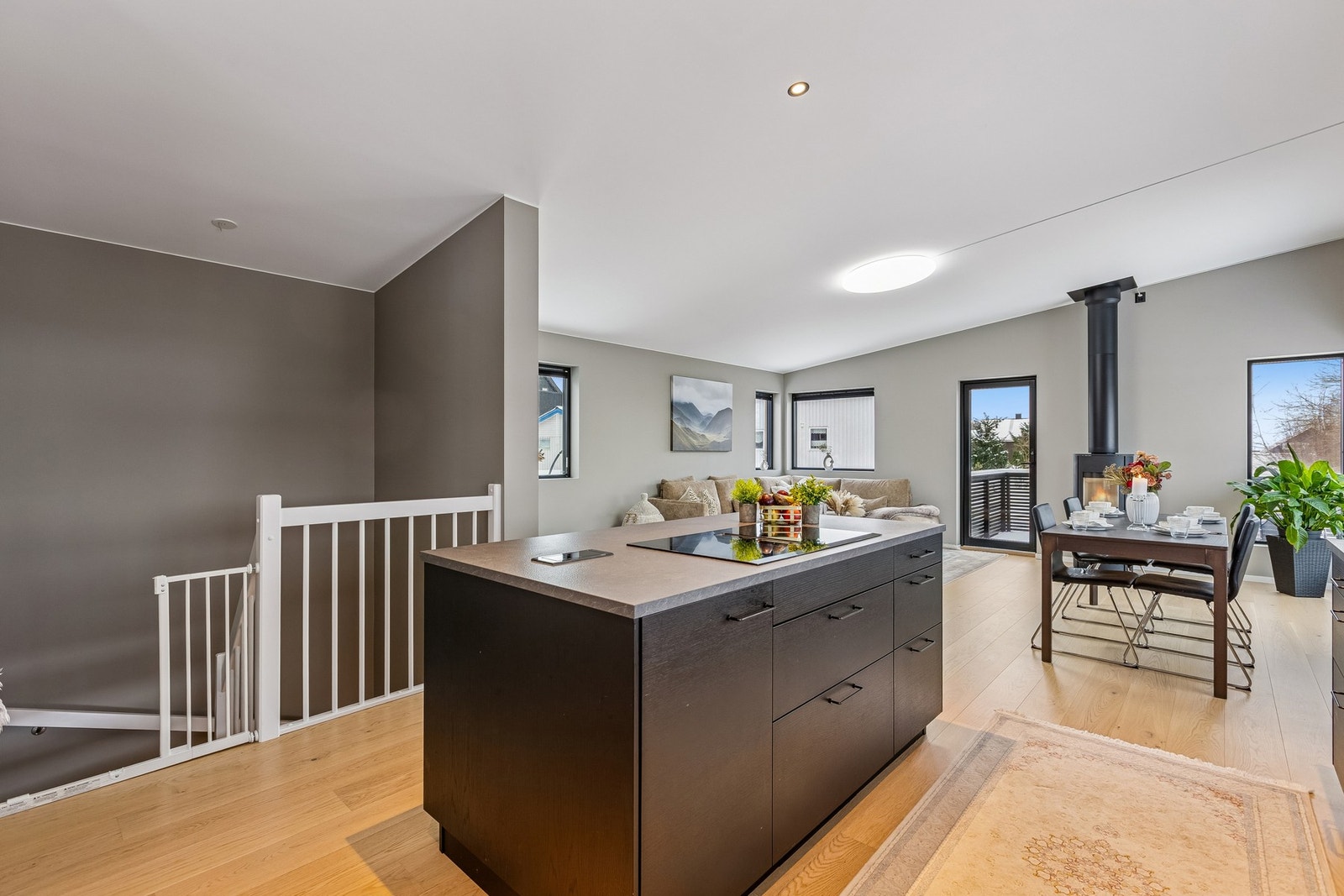 God plass til spisegruppe ved kjøkken, som gjør matlagingen sosial og innbyr til sosiale kvelder. Galleribilde