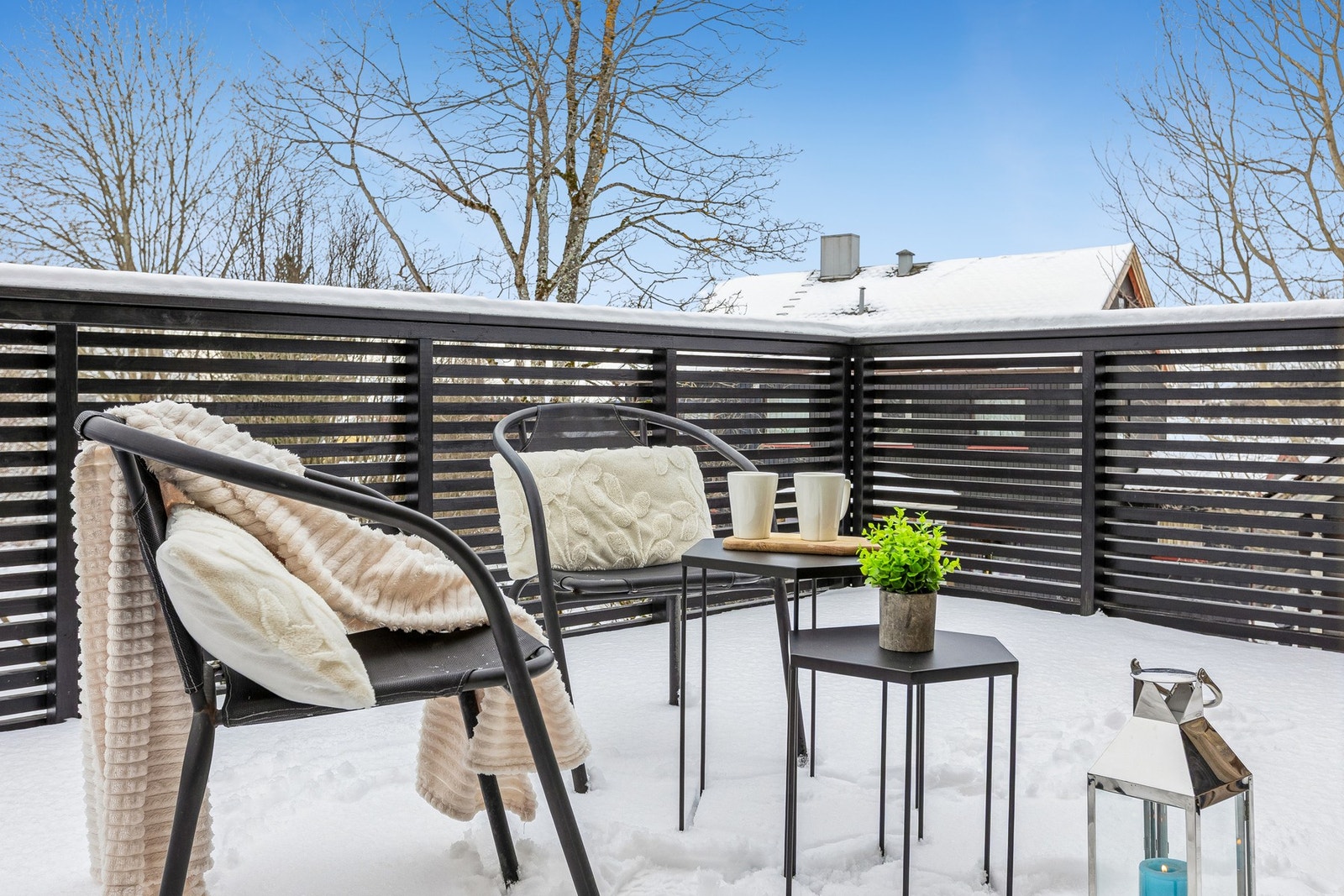 God plass utemøbler hvor sommerdagene kan nytes. Galleribilde