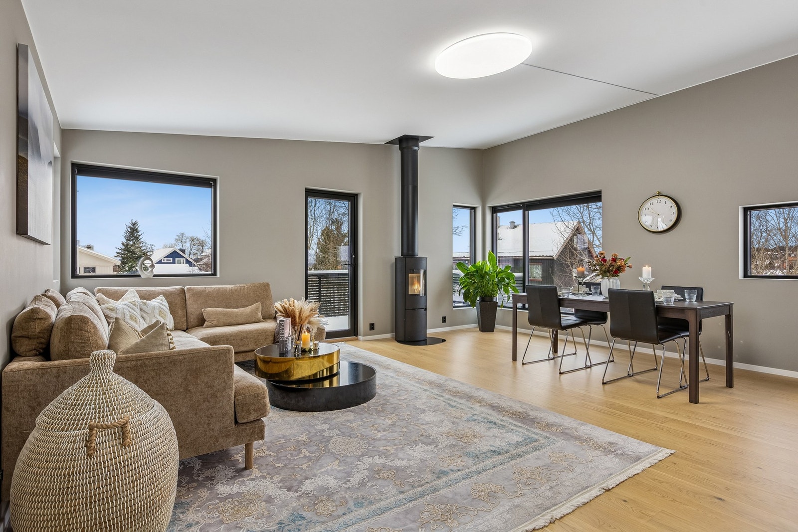 Fra stuen kan man gå rett ut til balkongen. Galleribilde